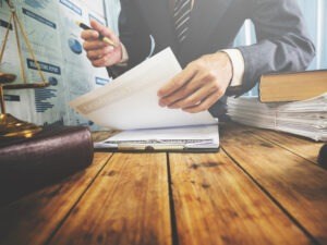 What’s the Difference Between a Retainer Vs. Contingency Fee?